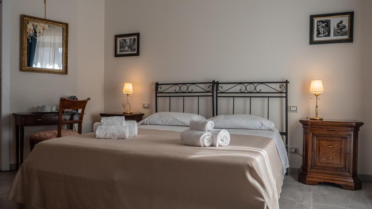 Palazzo Dei Pavoni, Relais Di Charme Bed and Breakfast LʼAquila Buitenkant foto
