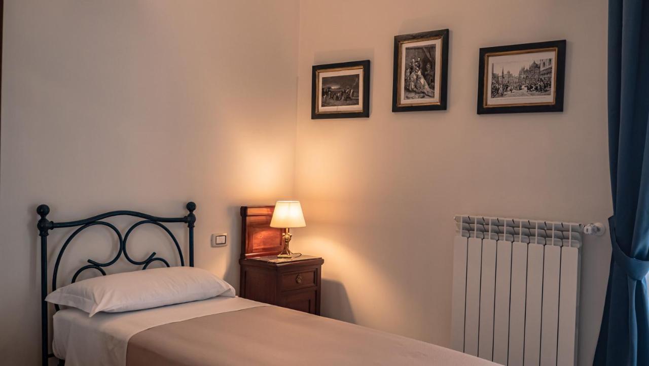 Palazzo Dei Pavoni, Relais Di Charme Bed and Breakfast LʼAquila Buitenkant foto