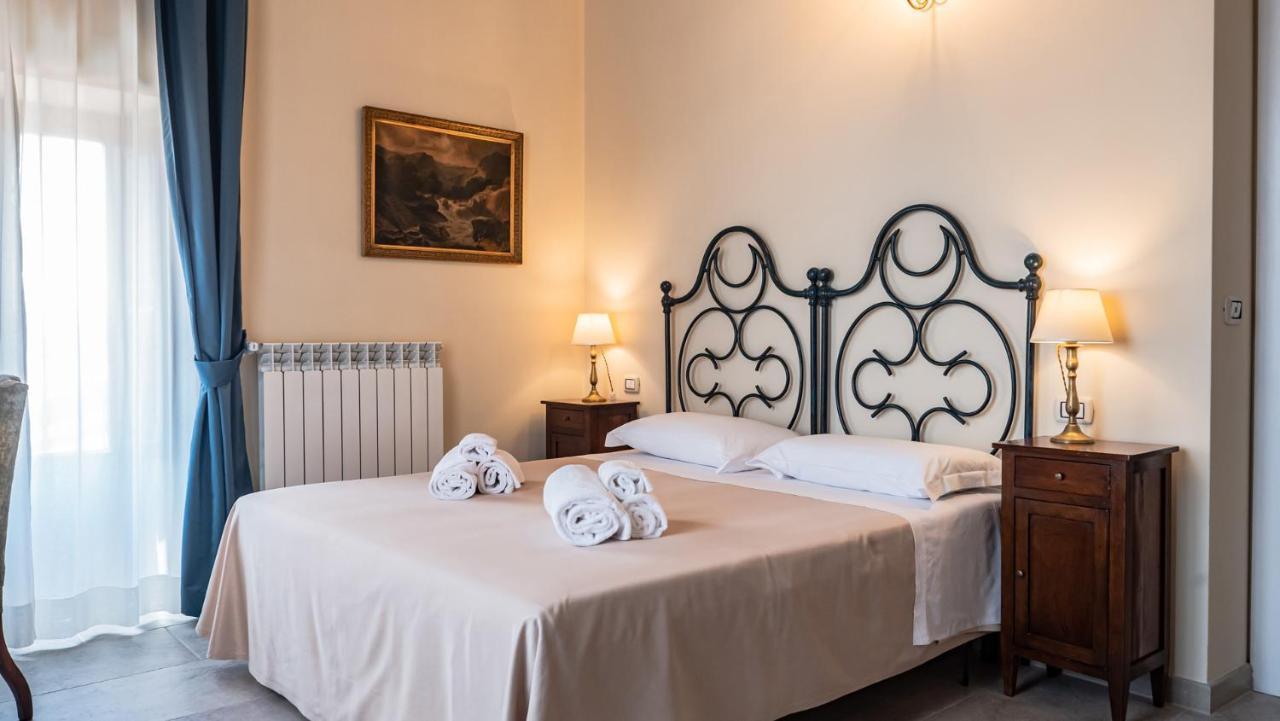 Palazzo Dei Pavoni, Relais Di Charme Bed and Breakfast LʼAquila Buitenkant foto