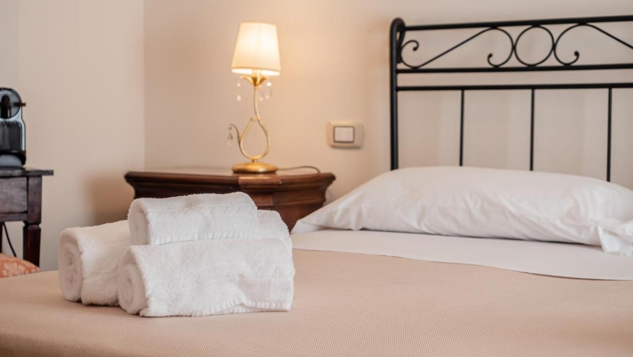 Palazzo Dei Pavoni, Relais Di Charme Bed and Breakfast LʼAquila Buitenkant foto
