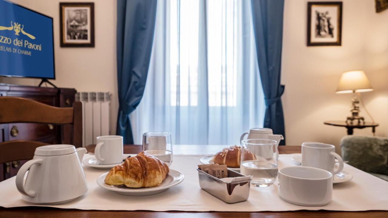 Palazzo Dei Pavoni, Relais Di Charme Bed and Breakfast LʼAquila Buitenkant foto