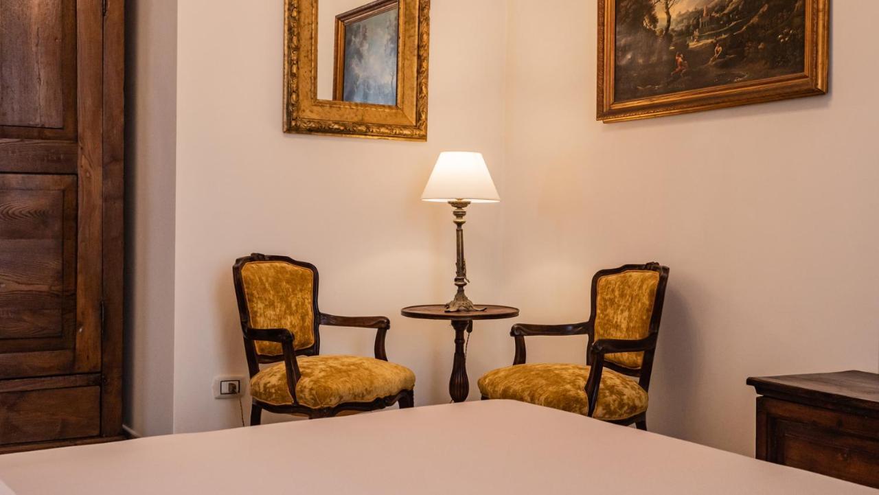 Palazzo Dei Pavoni, Relais Di Charme Bed and Breakfast LʼAquila Buitenkant foto