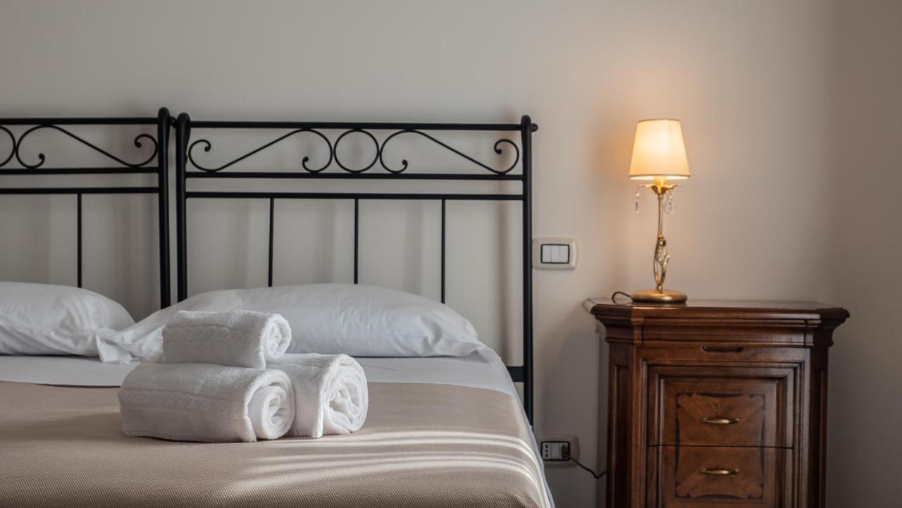 Palazzo Dei Pavoni, Relais Di Charme Bed and Breakfast LʼAquila Buitenkant foto