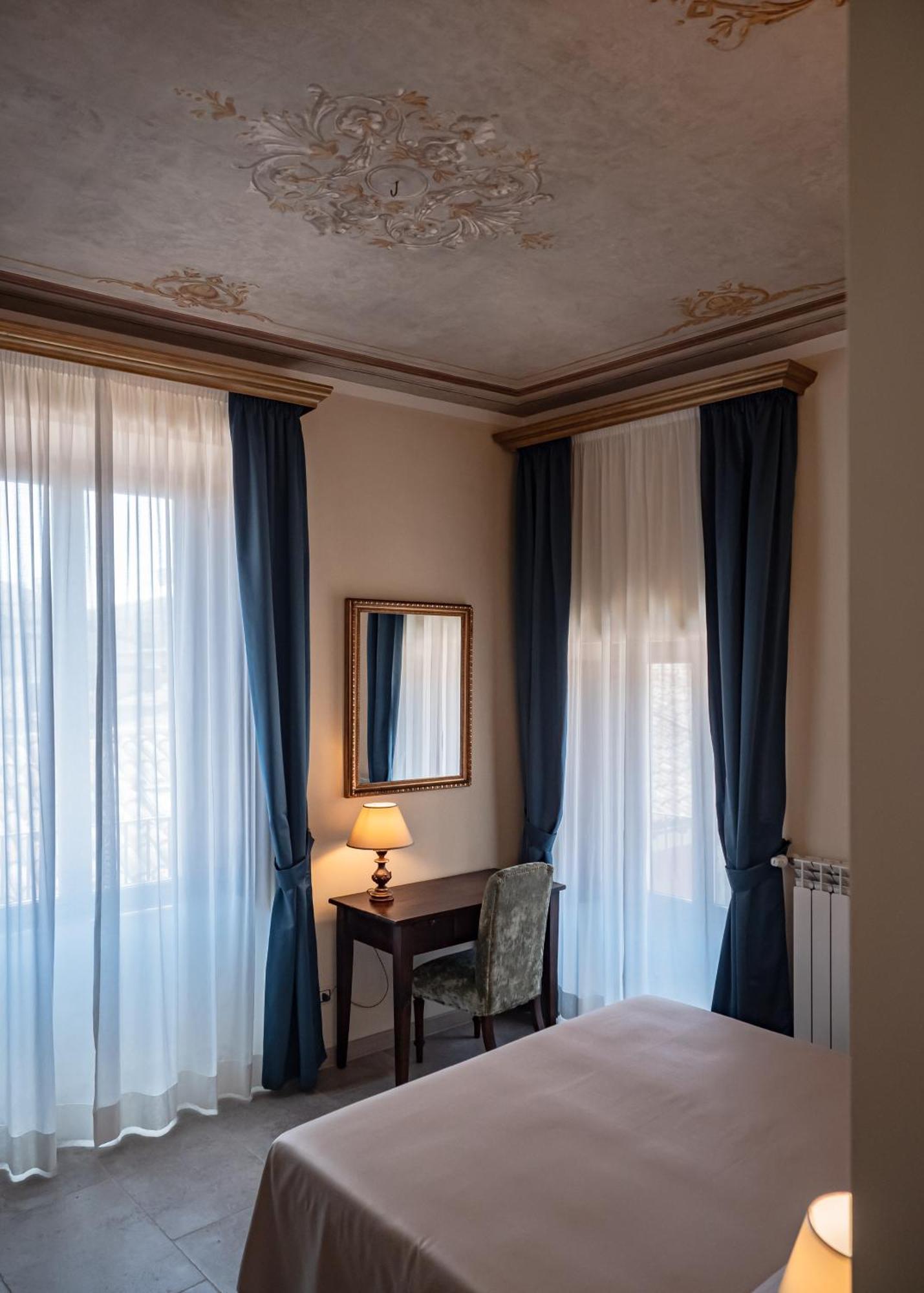 Palazzo Dei Pavoni, Relais Di Charme Bed and Breakfast LʼAquila Buitenkant foto