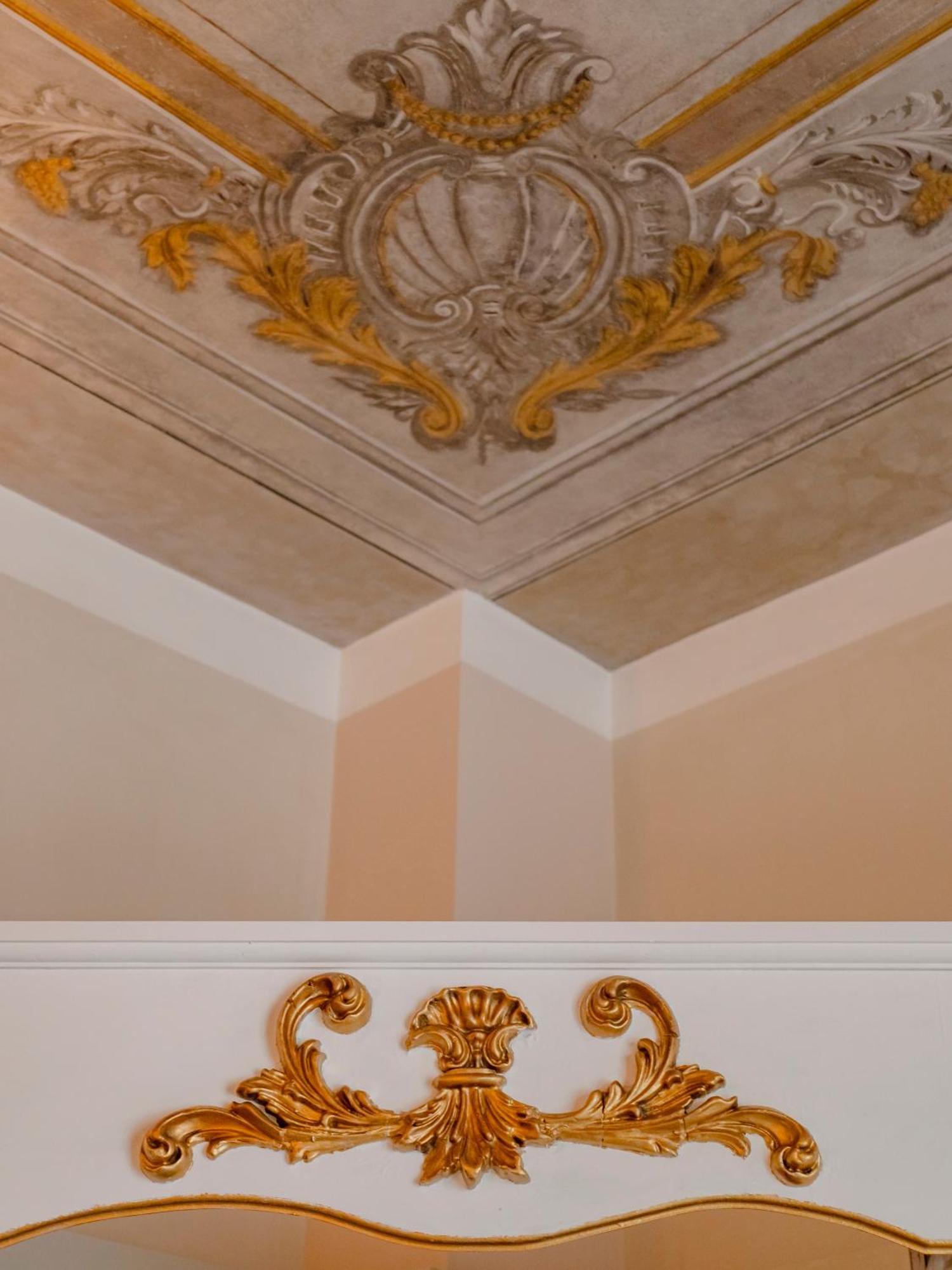 Palazzo Dei Pavoni, Relais Di Charme Bed and Breakfast LʼAquila Buitenkant foto